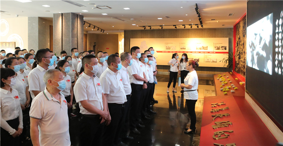 烈士陵園 參觀紀(jì)念館.jpg