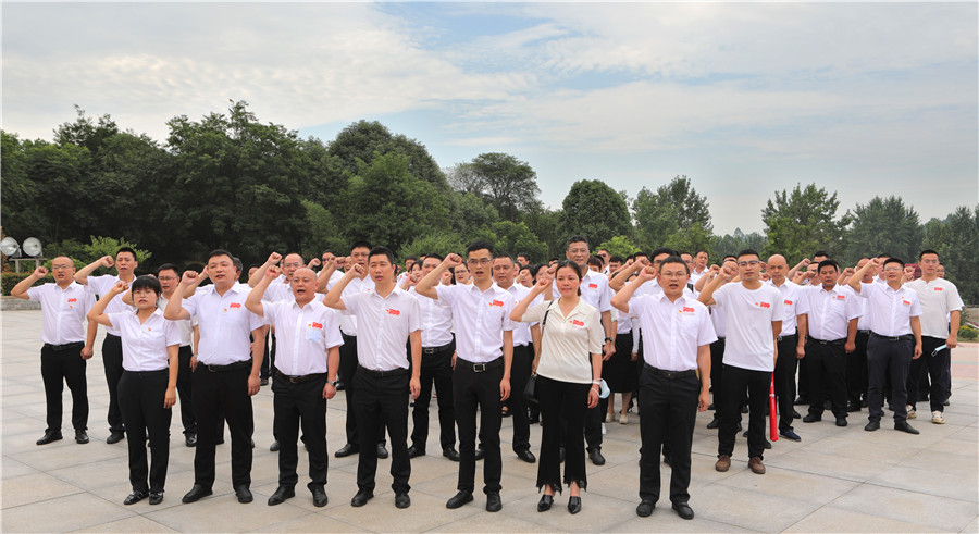 烈士陵園 先黨員宣誓.jpg